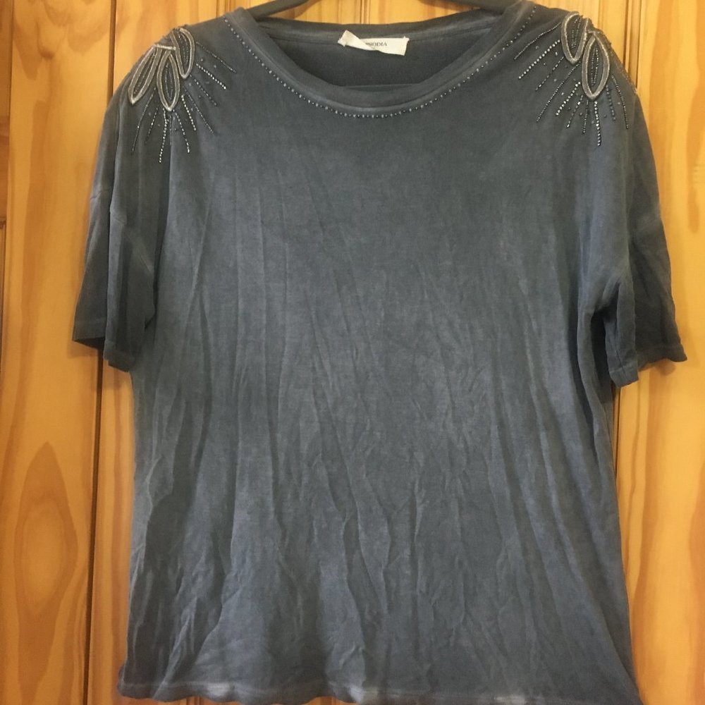 Grey tee with bead/thread decals (Large)